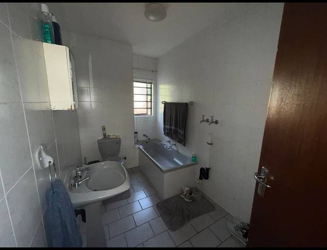 2 BEDROOM FLAT FOR SALE IN VANDERBIJLPARK SE 2